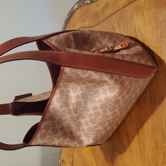 Like NEW Coach Hadley Hobo Bag In Signature Canvas - Picture 11 of 15